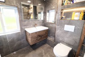 shower room- click for photo gallery